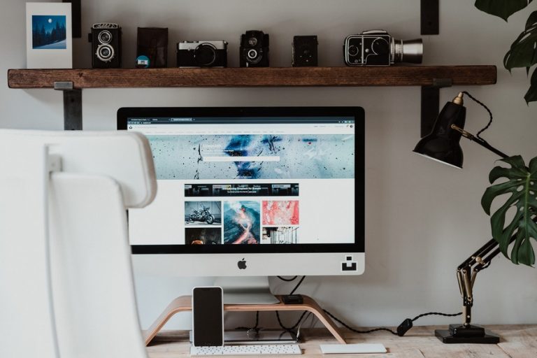 bureau avec un ordinateur allumé