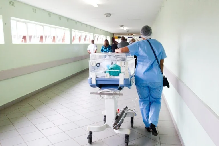 personnel-medical-qui-pousse-un-brancard