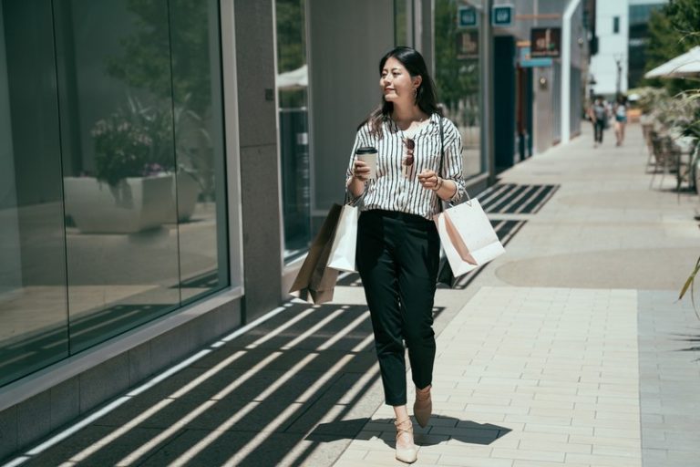 Femme qui va entrer dans une boutique