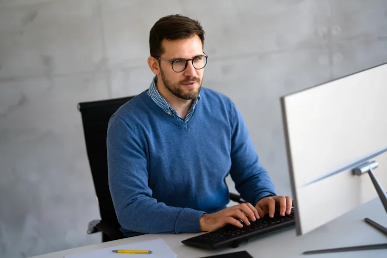 un homme sur un ordinateur