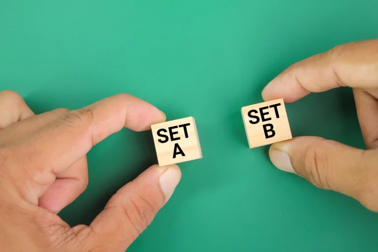 deux mains qui tiennent deux D avec SET A et SET B écrit dessus