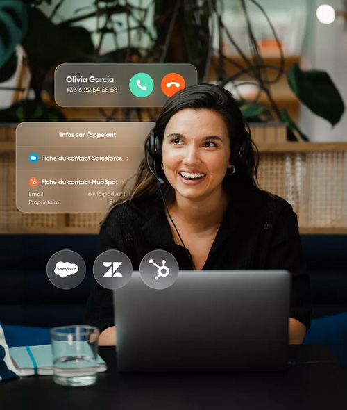 femme qui utilise une plateforme de communication VOIP