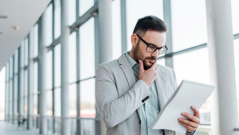 businessman qui regarde son kbis