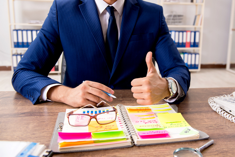 collaborateur qui organise un rapport d'intervention