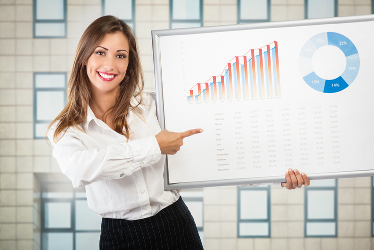 femme qui montre son busines plan