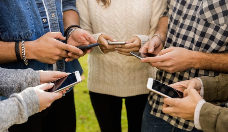 groupe de personnes sur les réseaux sociaux