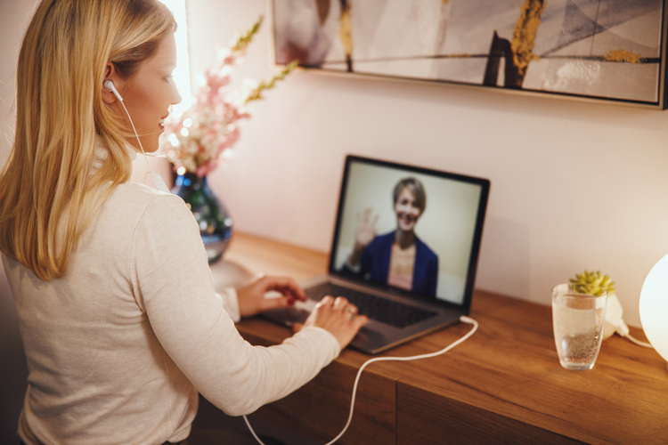 femme qui vend ses services en ligne