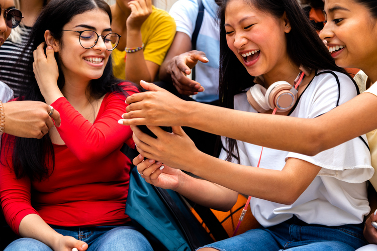 groupe qui regarde une vidéo Youtube