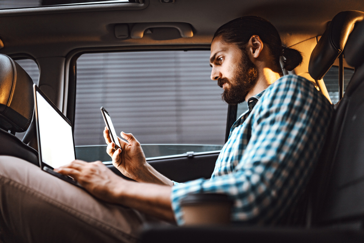 homme qui vend ses services en ligne