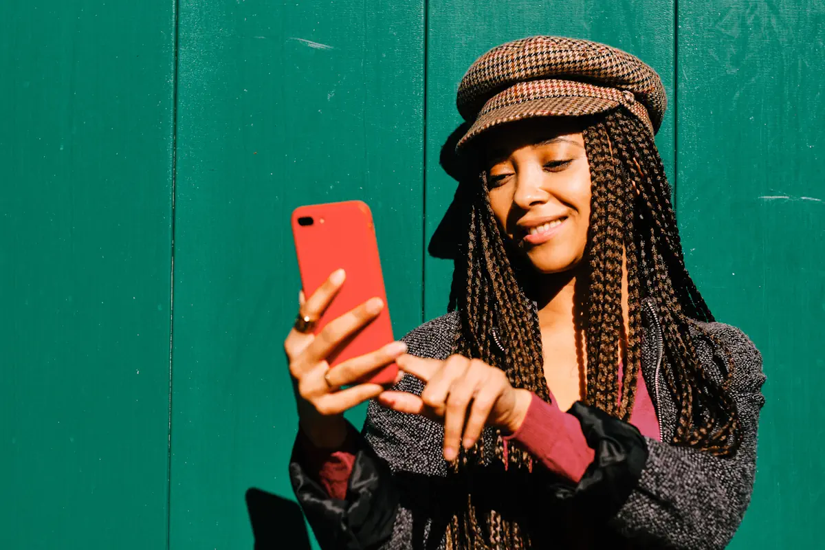 Une femme sur un smartphone rouge