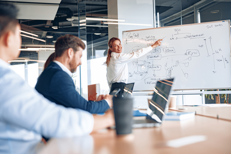 femme qui se fixe des objectifs professionnels