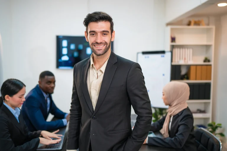 Un homme en costard souriant