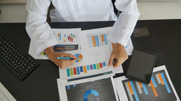 Un homme qui étudie des documents