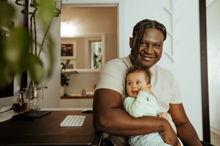 Un homme qui tient un bébé dans ses bras