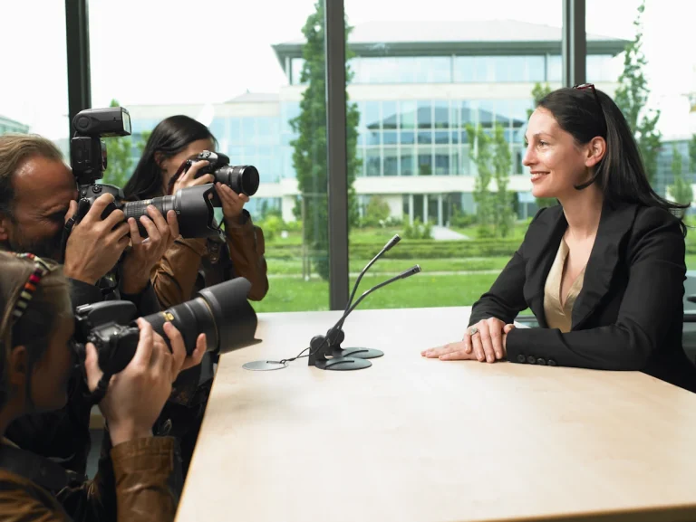 Une femme devant des agents de presse