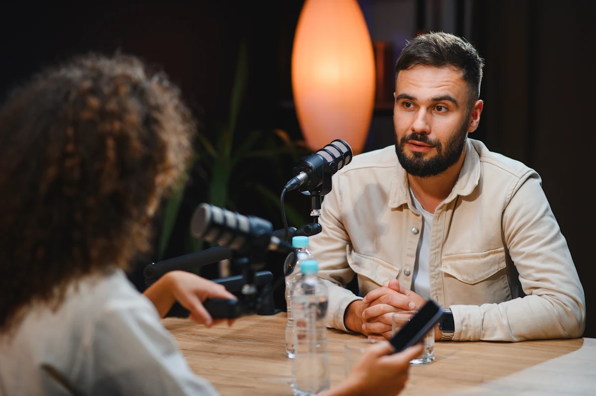 Un homme et une femme qui discutent avec des micro autour