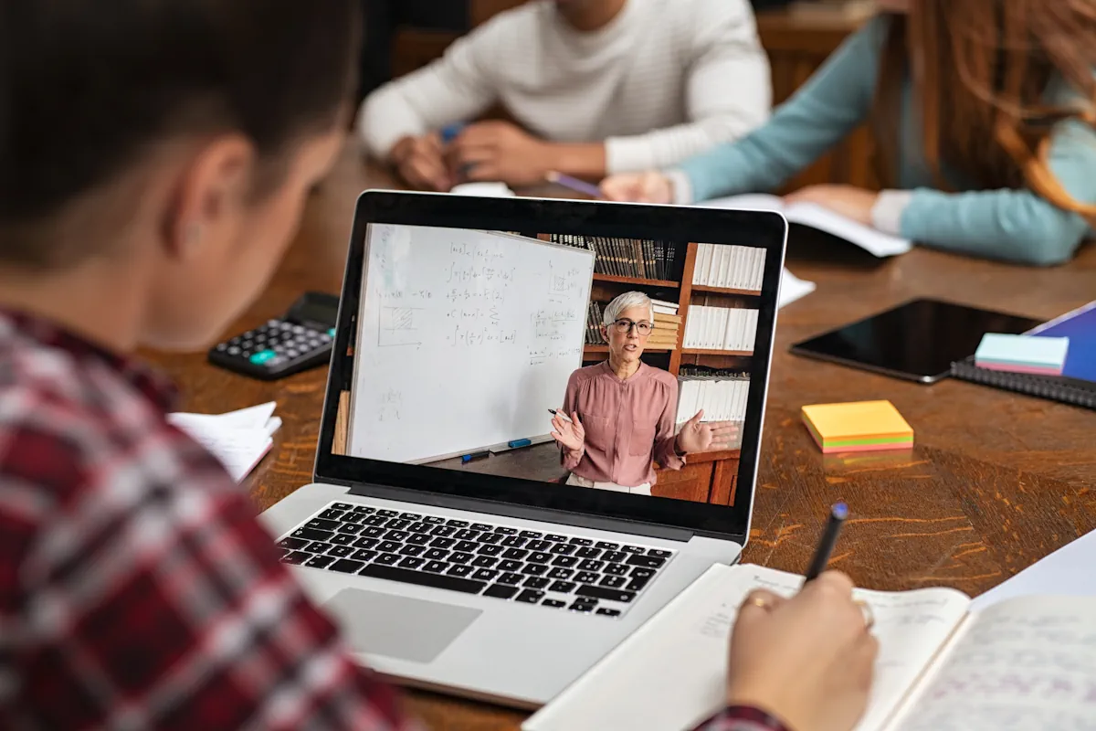 Une fille qui suit des cours en ligne