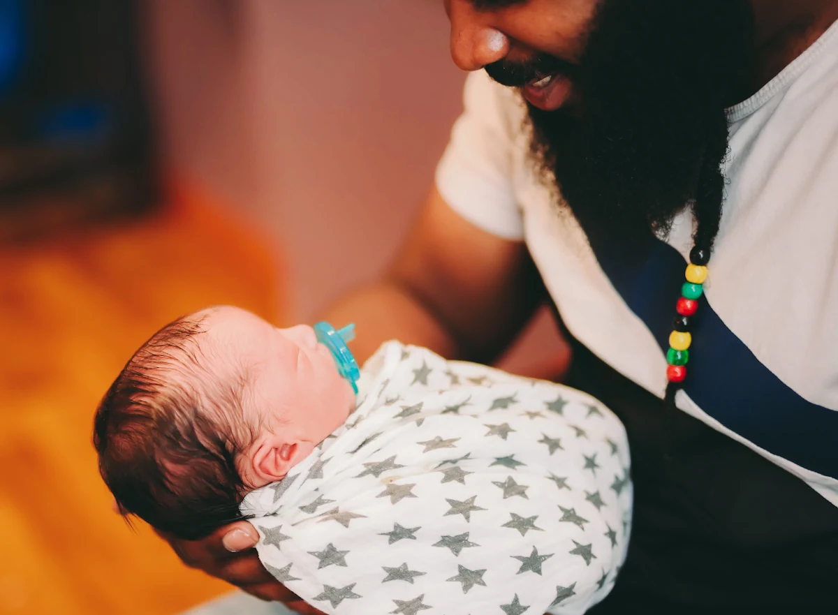 Un homme qui tient un bébé dans ses bras