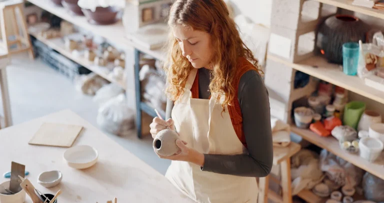Une femme qui fabrique quelque chose en argile
