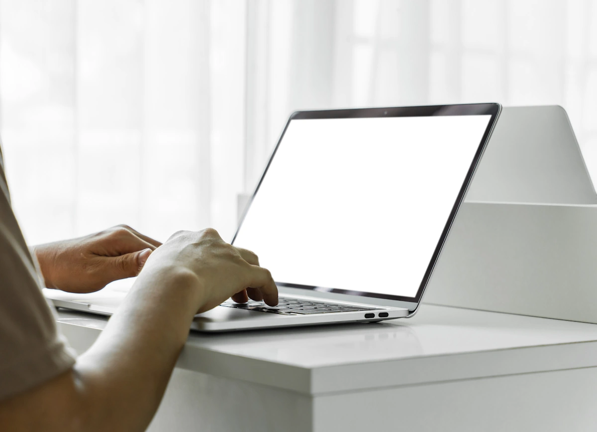 Une personne devant un ordinateur