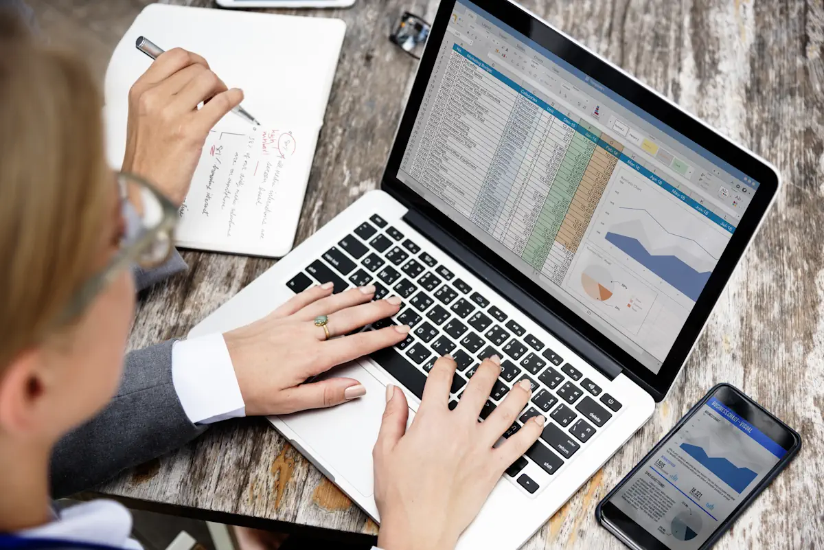 Un homme qui fait un saisie manuel su Excel