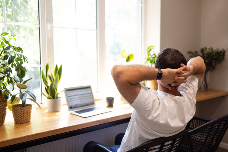 homme qui fixe des objectifs de développement personnel au travail