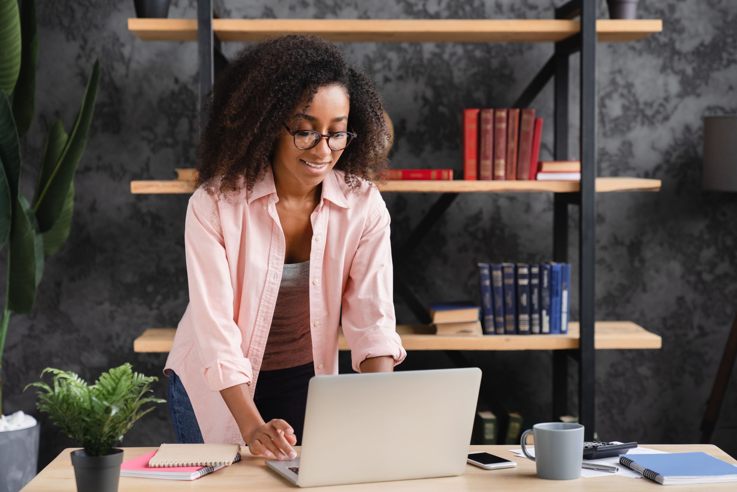 femme qui fait de l'emailing