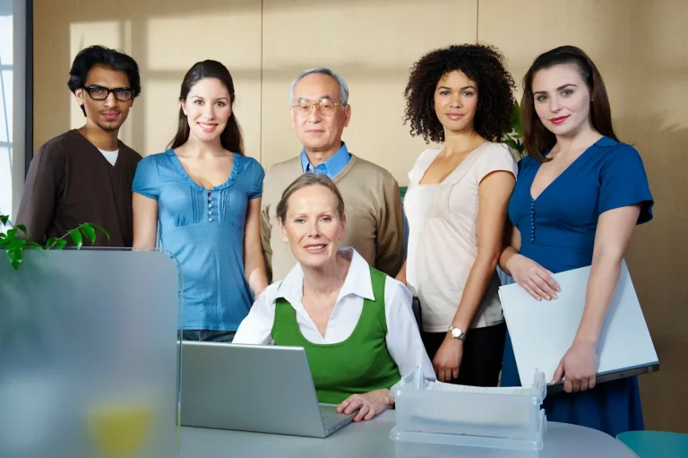 un groupe de femme derrière une table