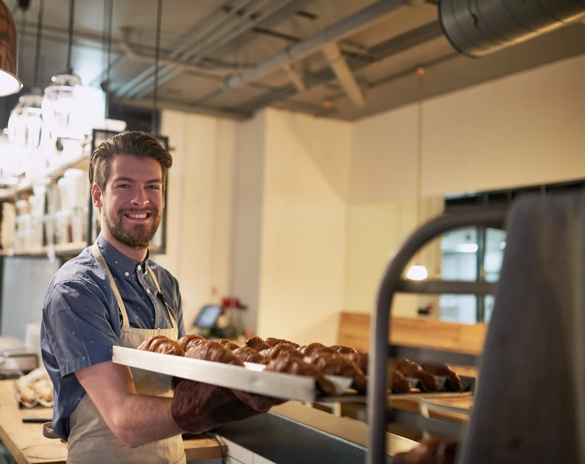 Un homme qui porte des croissants