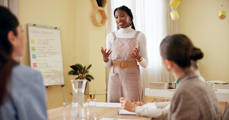 femme qui fait des relations publiques