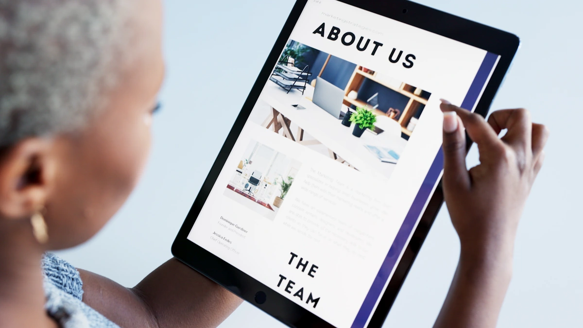 Une femme qui regarde un site sur une tablette
