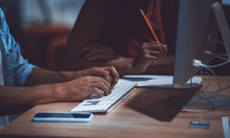 Une personne qui rédige quelque chose sur un ordinateur