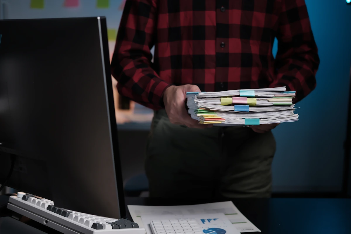Un homme qui tient des dossiers dans ses mains