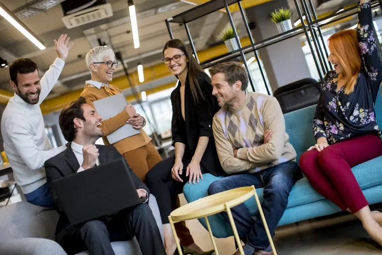 Un groupe de personne assis ensemble qui discute