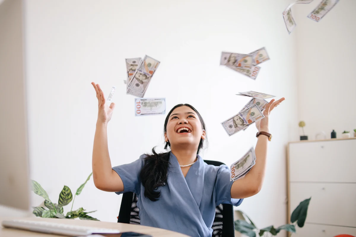 Une femme qui lance des billets en l'air