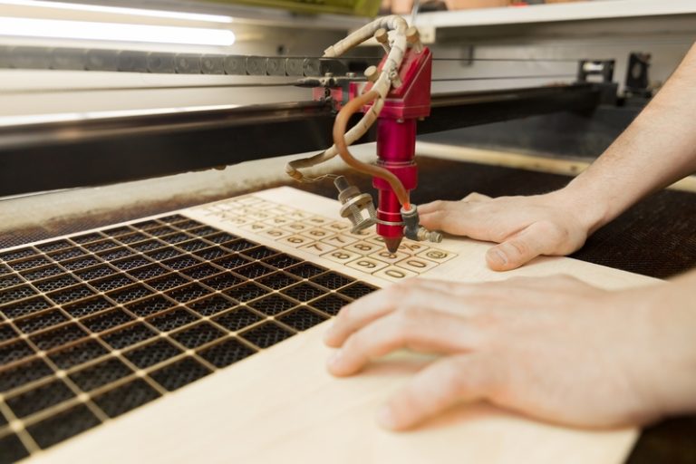 découpe de bois pour personnalisation de supports de communication