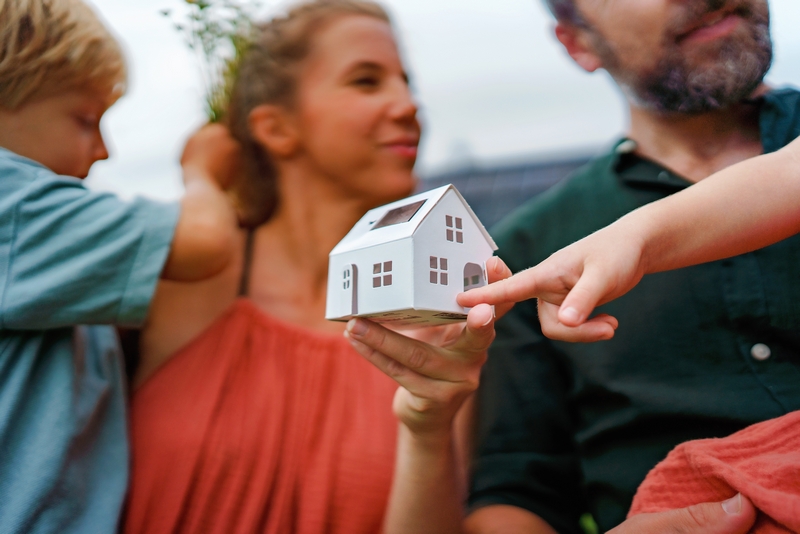 famille avec une maison à vendre