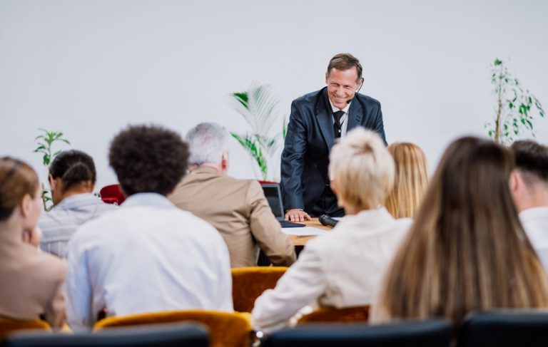 conférencier pendant un séminaire d'entreprise