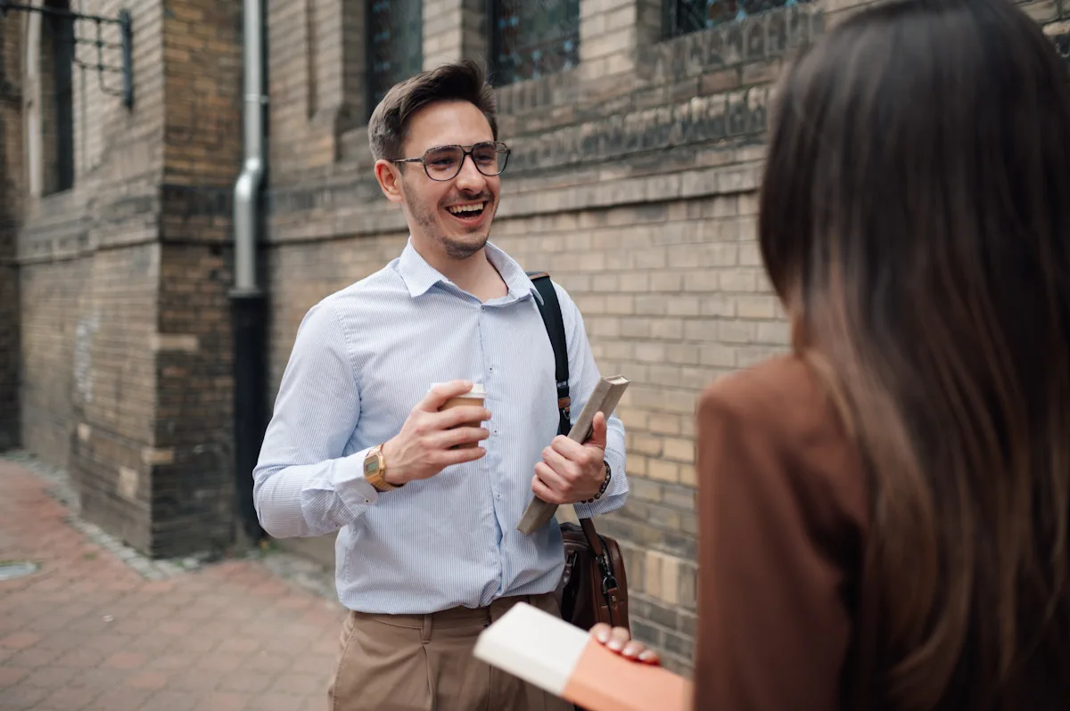 Un homme et une femme qui discutent dans la rue