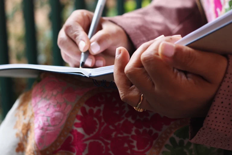 Une femme qui écrit sur un cahier