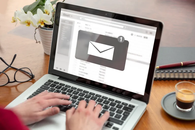 Une personne qui regarde un mail sur un ordinateur