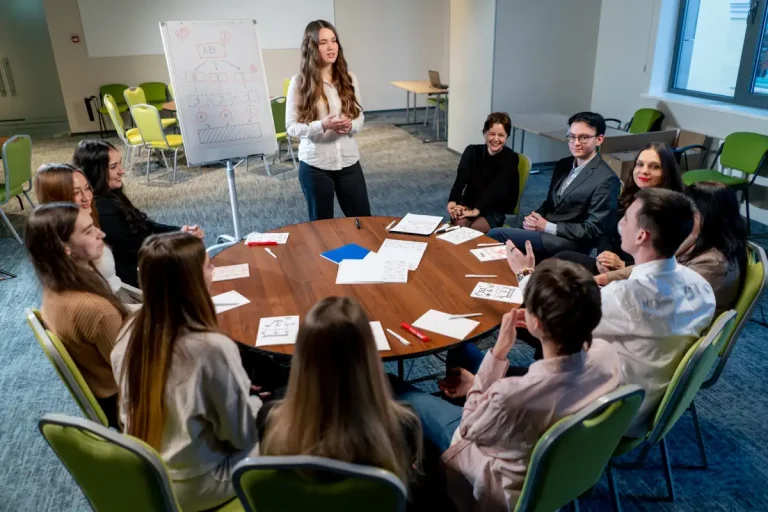 Un groupe de jeune autour d'une table