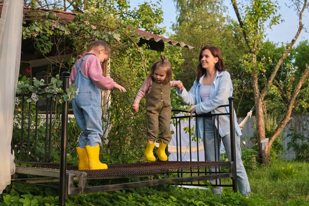 Une femme qui joue avec deux enfants dans un jardin