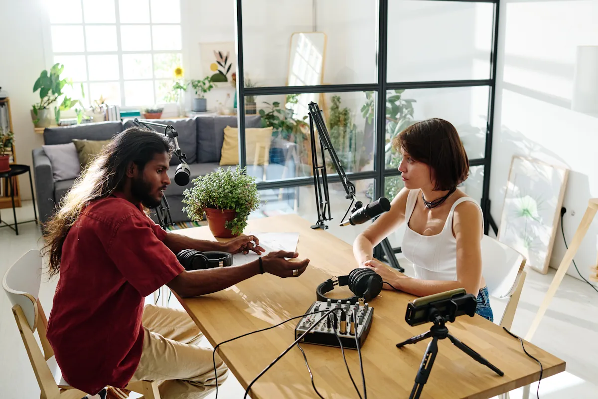Une femme et un homme qui discutent avec des micros