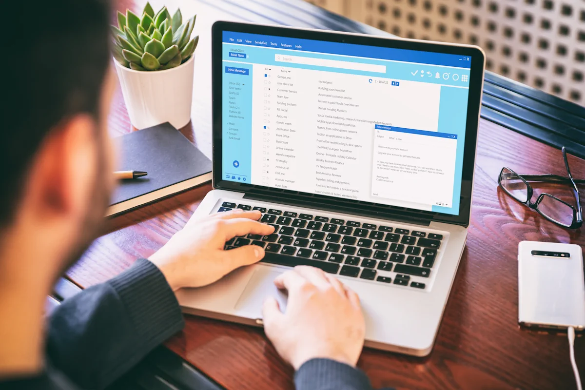 Un homme qui envoie un mail