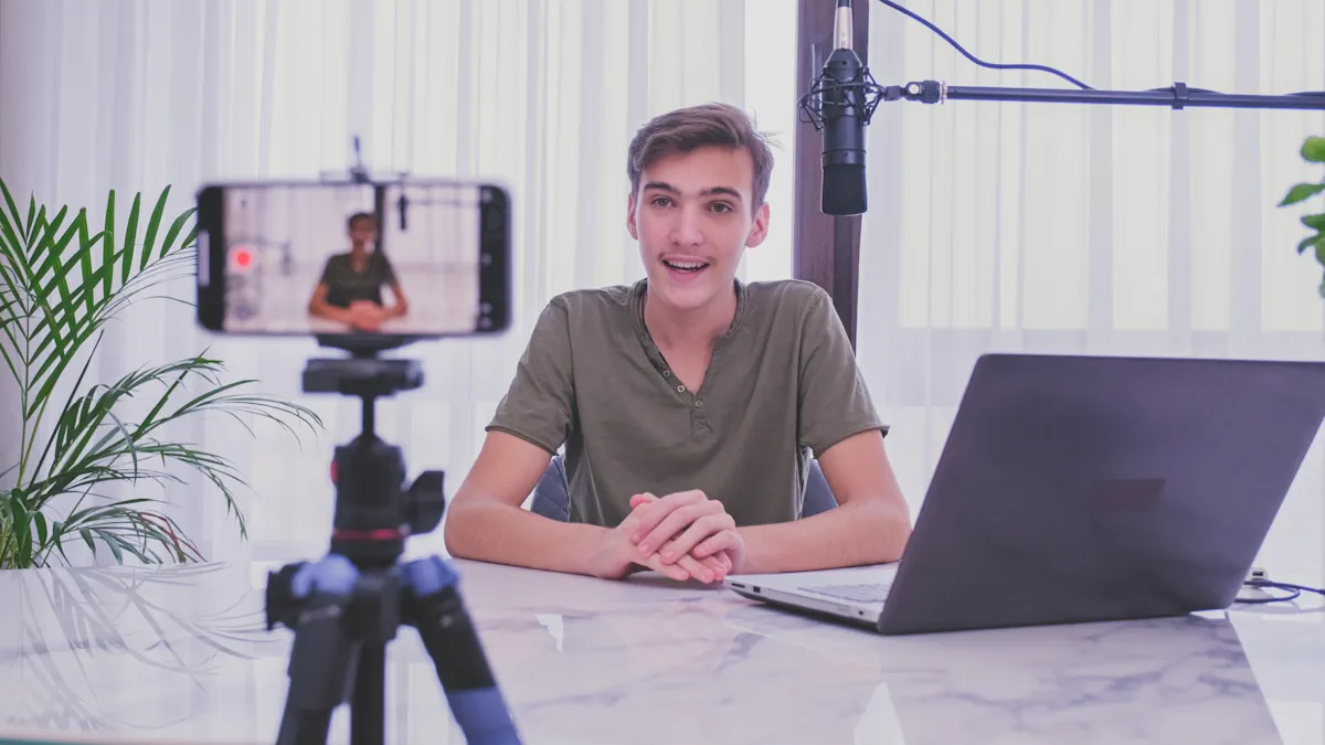 Un homme devant une caméra et son ordinateur