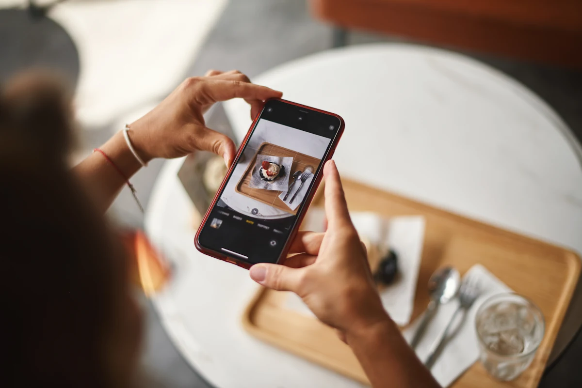 Une femme qui prend des photos avec son smartphone