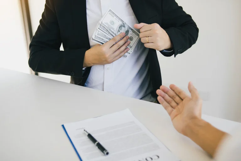 Un homme qui range de l'argent dans a poche de costard