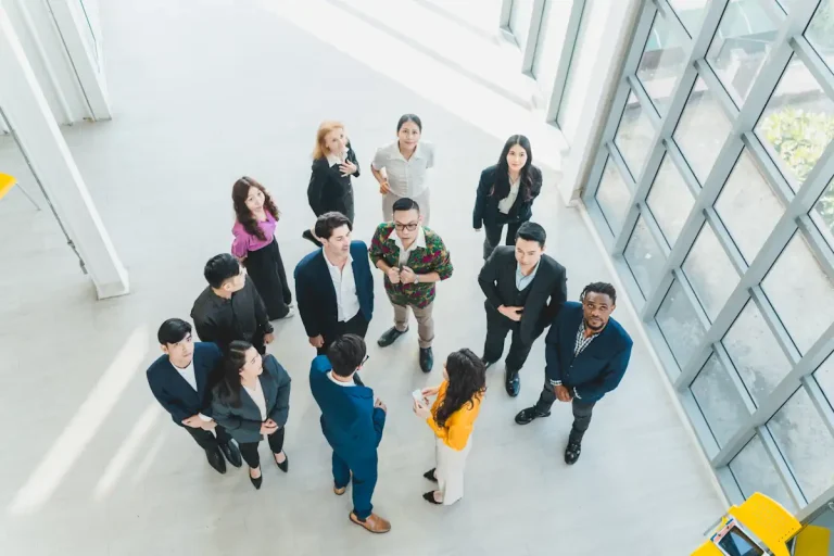 Un groupe de personne qui se réunit