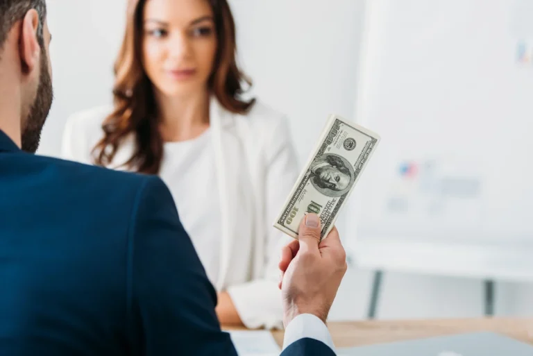 Une femme face à un homme qui tient de l'argent
